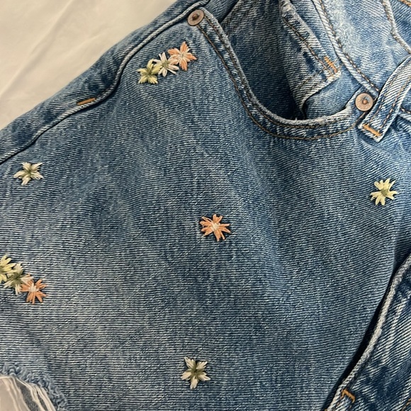 American Eagle Short w/ flowers - Picture 2 of 3